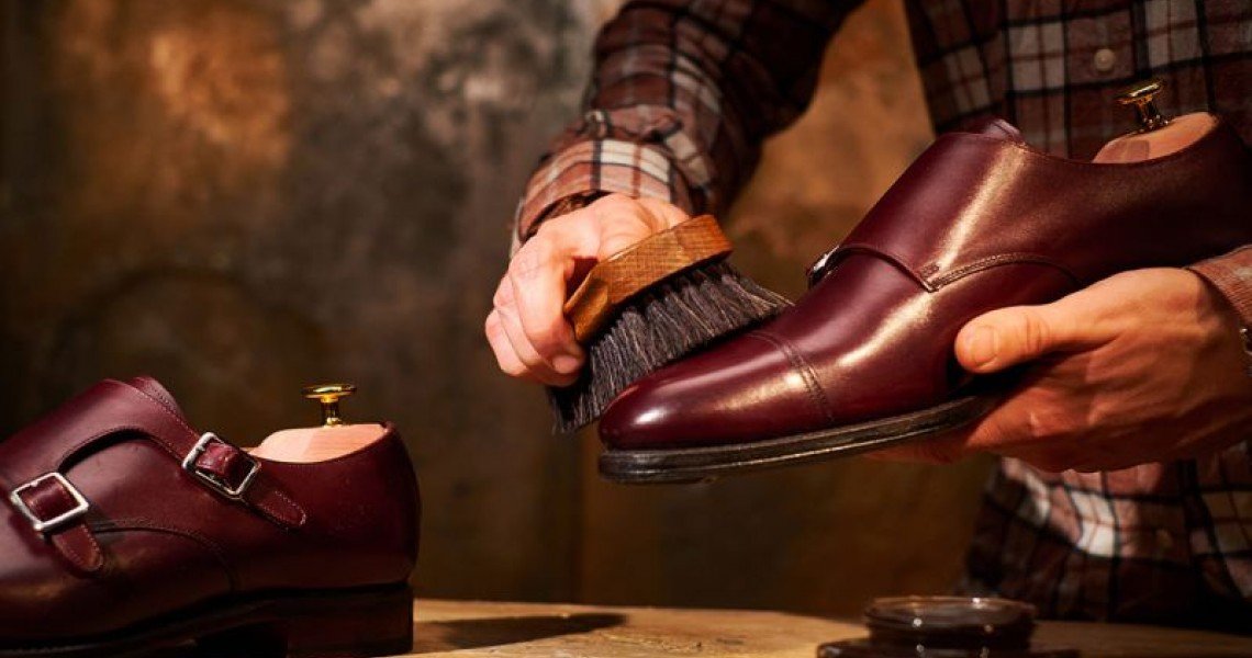 Bí Ẩn Lớp Xi Trên Giày Da Clarks: Vì Sao Lại Bong Và Cách Xử Lý Chuẩn Nhất