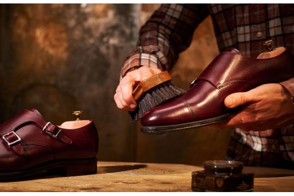Bí Ẩn Lớp Xi Trên Giày Da Clarks: Vì Sao Lại Bong Và Cách Xử Lý Chuẩn Nhất