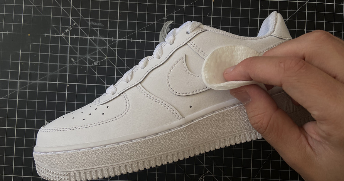 Cách Bảo Quản Giày Hiệu Trong Thời Tiết Nồm Ẩm - Bí Kíp Cần Biết Cho Tín Đồ Sneaker Cách Bảo Quản Giày Hiệu Trong Thời Tiết Nồm Ẩm - Bí Kíp Cần Biết Cho Tín Đồ Sneaker